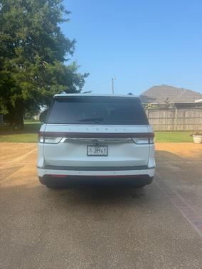 White 2022 Lincoln Navigator Reserve