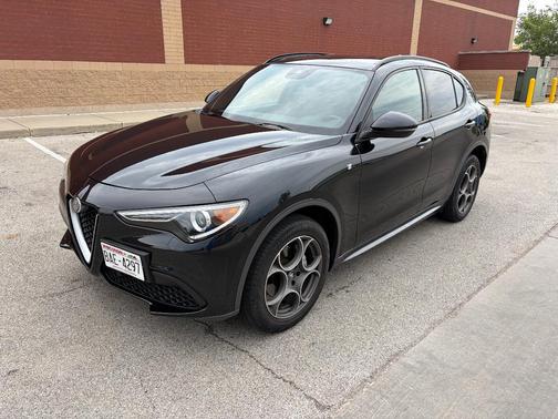 Black 2022 Alfa Romeo Stelvio Ti