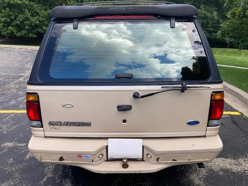 White 1996 Ford Explorer Limited