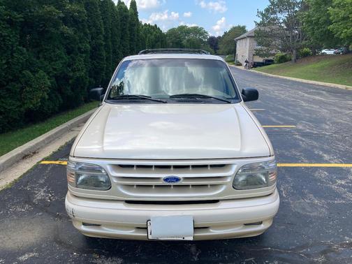 White 1996 Ford Explorer Limited