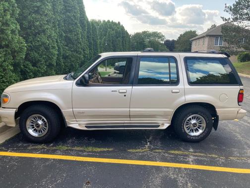 White 1996 Ford Explorer Limited
