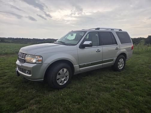 Silver 2013 Lincoln Navigator Base