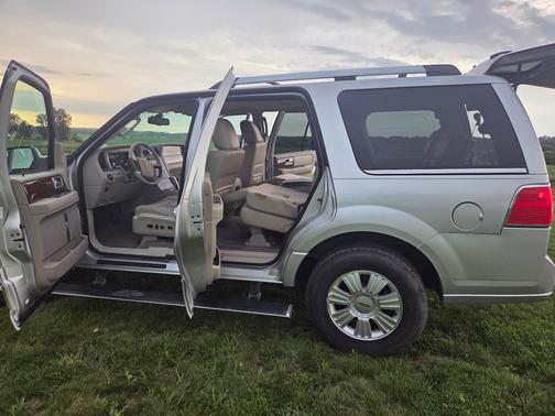 Silver 2013 Lincoln Navigator Base