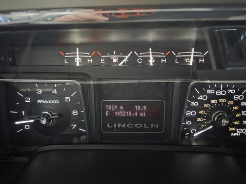 Silver 2013 Lincoln Navigator Base