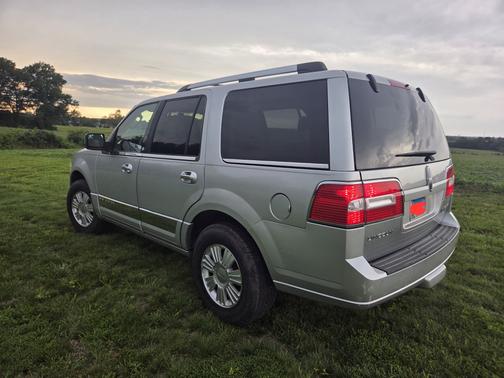 Silver 2013 Lincoln Navigator Base