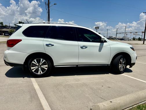 White 2017 Nissan Pathfinder SL