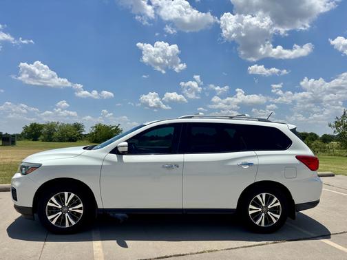 White 2017 Nissan Pathfinder SL
