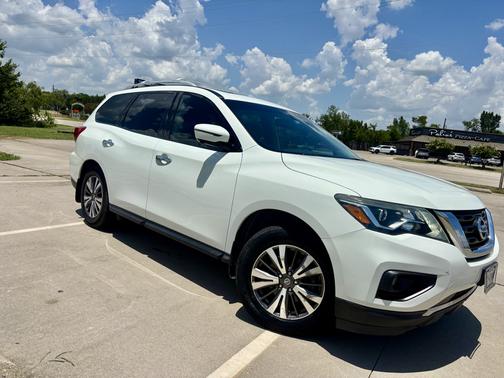White 2017 Nissan Pathfinder SL