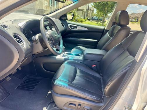 White 2017 Nissan Pathfinder SL