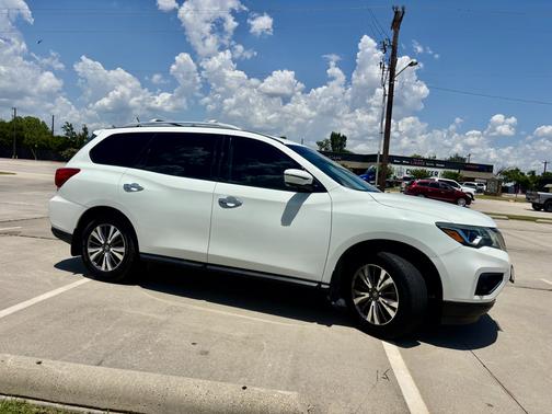 White 2017 Nissan Pathfinder SL