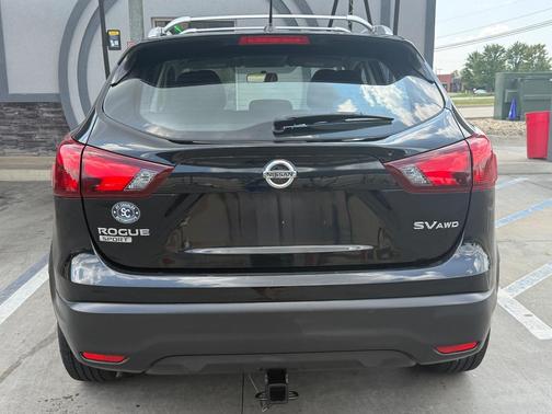 Black 2018 Nissan Rogue Sport SV