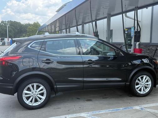 Black 2018 Nissan Rogue Sport SV