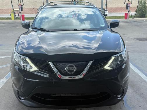 Black 2018 Nissan Rogue Sport SV