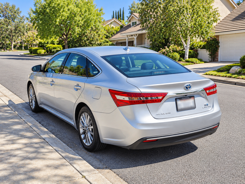 Silver 2018 Toyota Avalon Hybrid XLE Plus