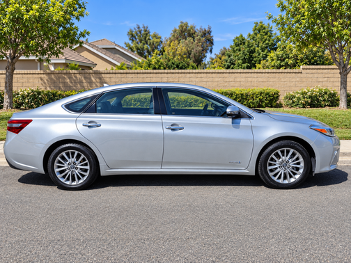 Silver 2018 Toyota Avalon Hybrid XLE Plus
