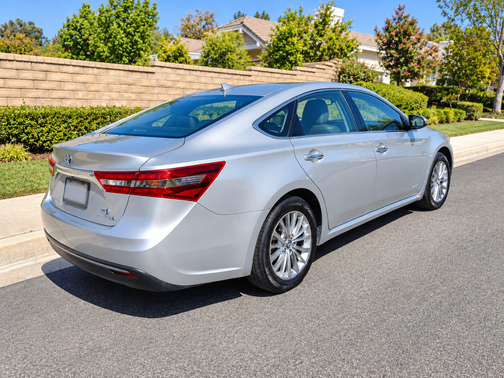 Silver 2018 Toyota Avalon Hybrid XLE Plus