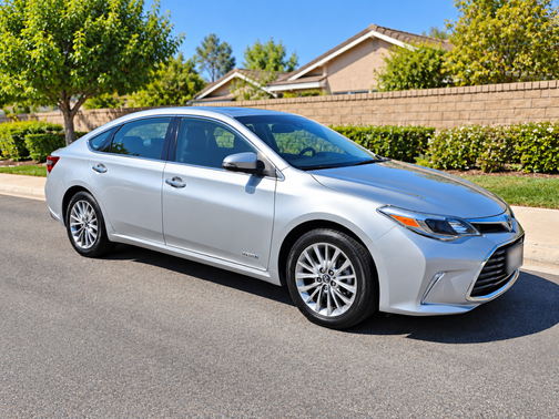 Silver 2018 Toyota Avalon Hybrid XLE Plus