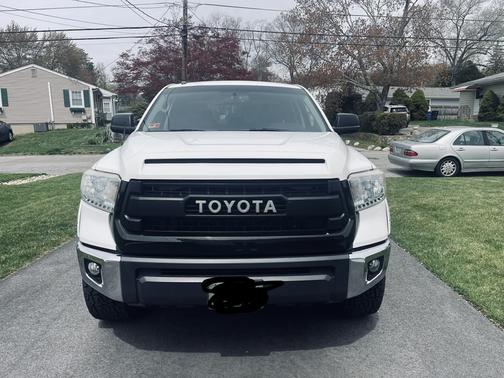 White 2015 Toyota Tundra SR5
