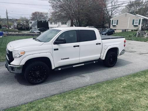 White 2015 Toyota Tundra SR5