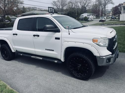 White 2015 Toyota Tundra SR5