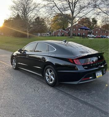 Black 2022 Hyundai SONATA SE