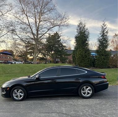 Black 2022 Hyundai SONATA SE