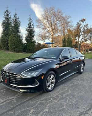 Black 2022 Hyundai SONATA SE