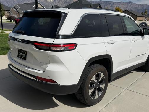 White 2023 Jeep Grand Cherokee 4xe Base