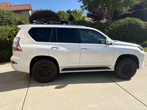 White 2023 Lexus GX 460 Premium