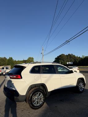 White 2016 Jeep Cherokee Latitude