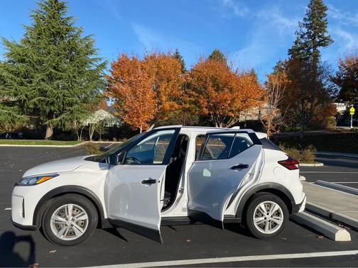 White 2022 Nissan Kicks S