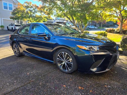 Blue 2018 Toyota Camry SE