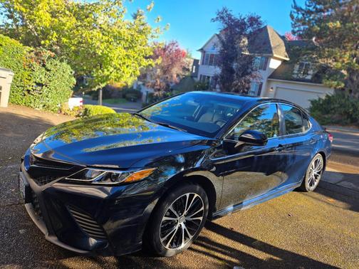 Blue 2018 Toyota Camry SE