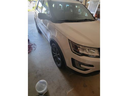White 2017 Ford Explorer XLT
