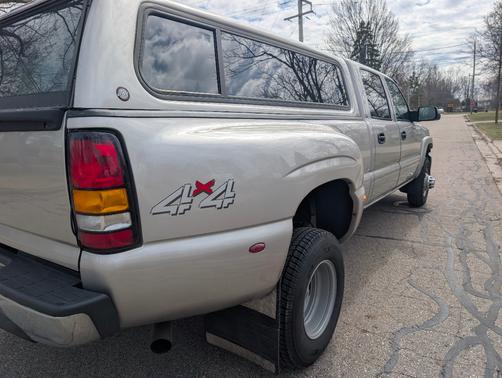 Gold 2004 GMC Sierra 3500 SLT Crew Cab
