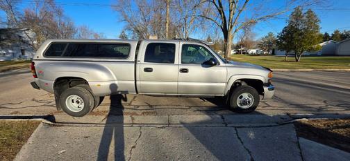 Gold 2004 GMC Sierra 3500 SLT Crew Cab