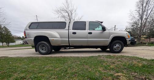 Gold 2004 GMC Sierra 3500 SLT Crew Cab