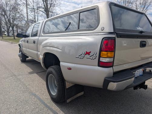 Gold 2004 GMC Sierra 3500 SLT Crew Cab