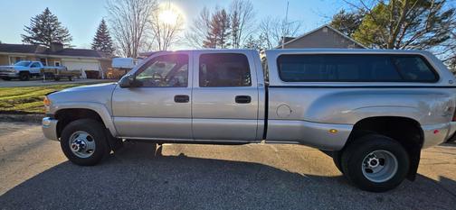 Gold 2004 GMC Sierra 3500 SLT Crew Cab