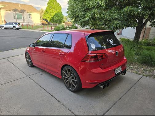 2017 Volkswagen Golf R 4-Door w/DCC & Navigation