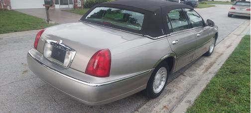 2001 Lincoln Town Car Executive