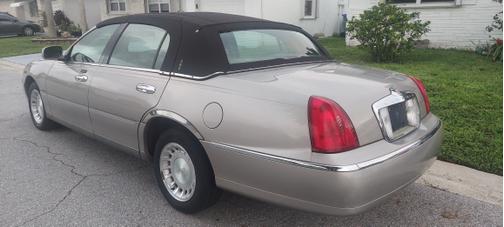 2001 Lincoln Town Car Executive