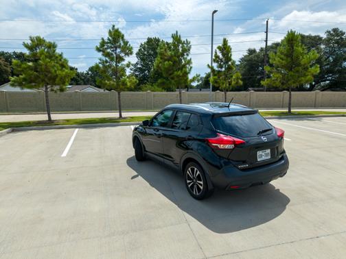 Black 2018 Nissan Kicks SV