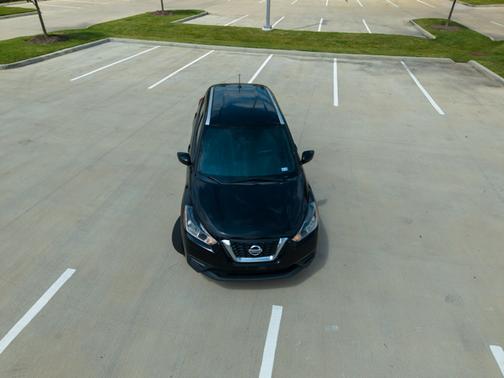 Black 2018 Nissan Kicks SV