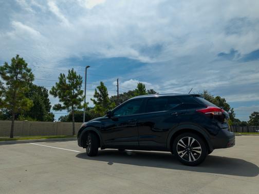 Black 2018 Nissan Kicks SV