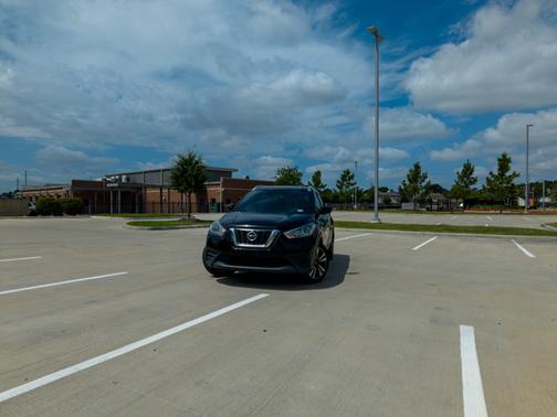 Black 2018 Nissan Kicks SV