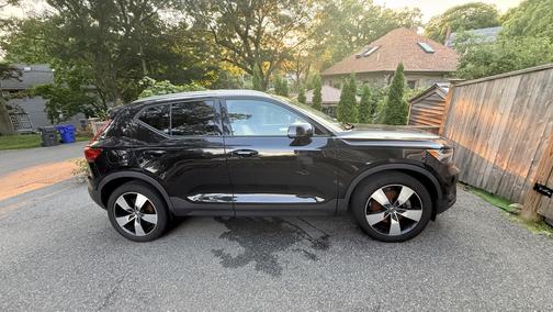 Black 2020 Volvo XC40 T5 Momentum