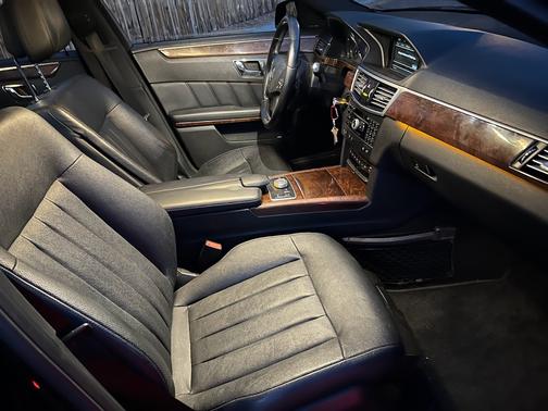 Photo 5 of 11 of 2011 Mercedes-Benz E-Class E 550 4MATIC
