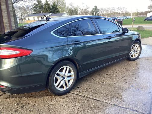 Green 2015 Ford Fusion SE