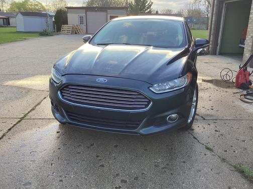 Green 2015 Ford Fusion SE